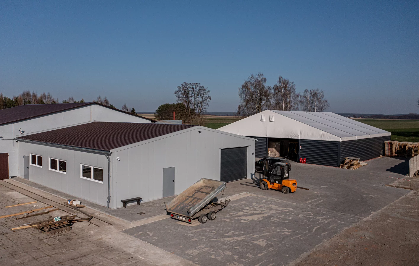 Hala stalowa vs hala namiotowa: Co wybrać dla Twojego biznesu? 