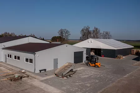 Hala stalowa vs hala namiotowa: Co wybrać dla Twojego biznesu? 