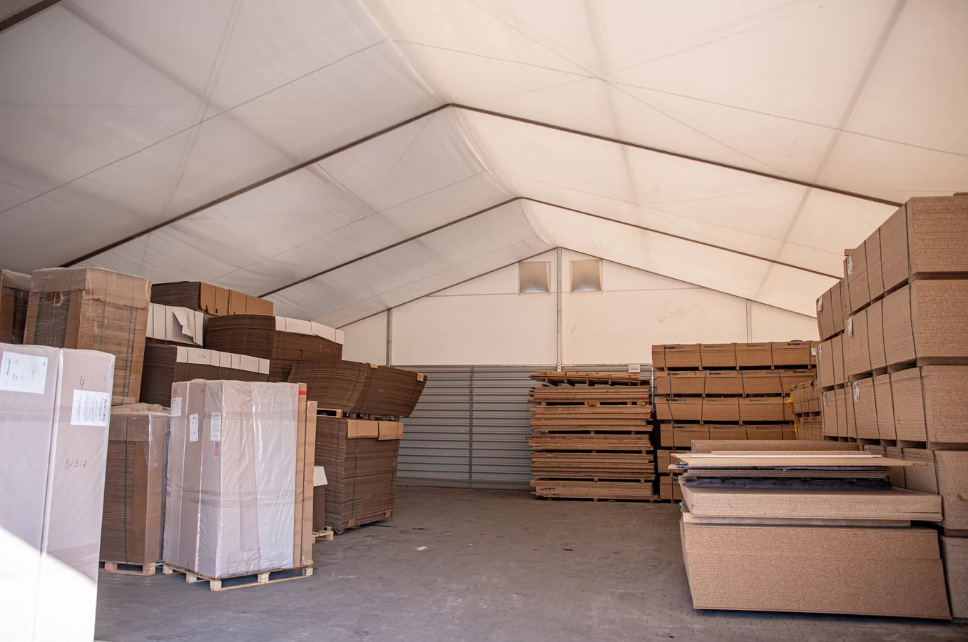 Hale magazynowe namiotowe i hale stalowe - podobieństwa i różnice