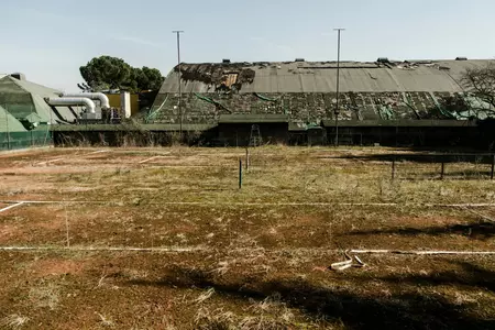 Co wpływa na czas budowy hali wojskowej?