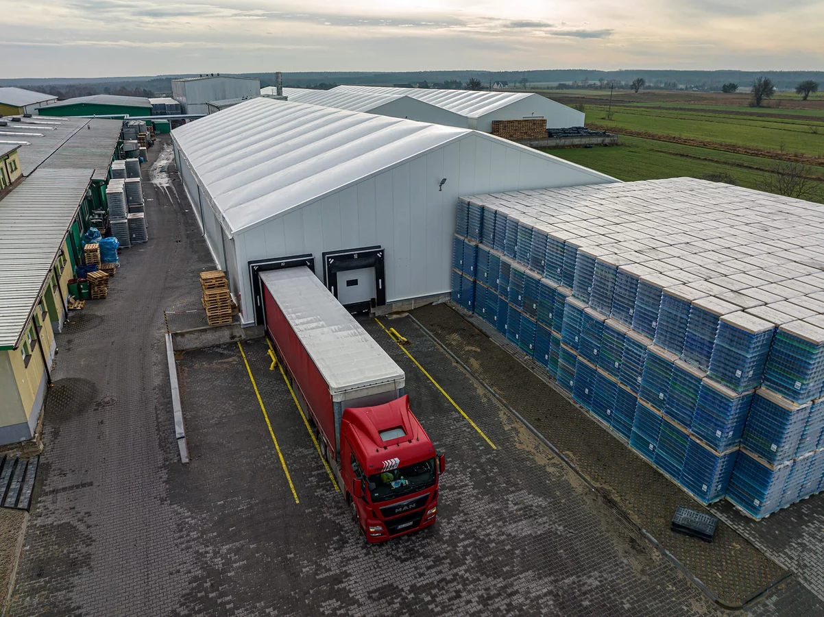 Hala stalowa czy namiotowa? Szczegółowe porównanie kosztów, trwałości i zastosowań