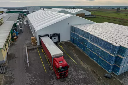 Hala stalowa czy namiotowa? Szczegółowe porównanie kosztów, trwałości i zastosowań