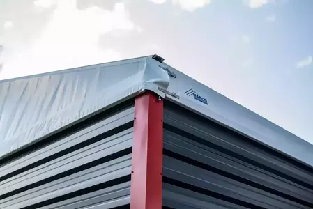 Płyta warstwowa, blacha trapezowa czy plandeka PVC? Wybieramy najlepsze poszycie hali