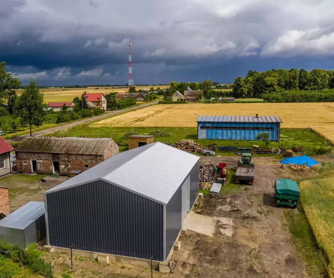 Hala na bale słomy i siana - jak wybrać odpowiednią konstrukcję i nie stracić plonów?