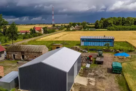 Hala na bale słomy i siana - jak wybrać odpowiednią konstrukcję i nie stracić plonów?