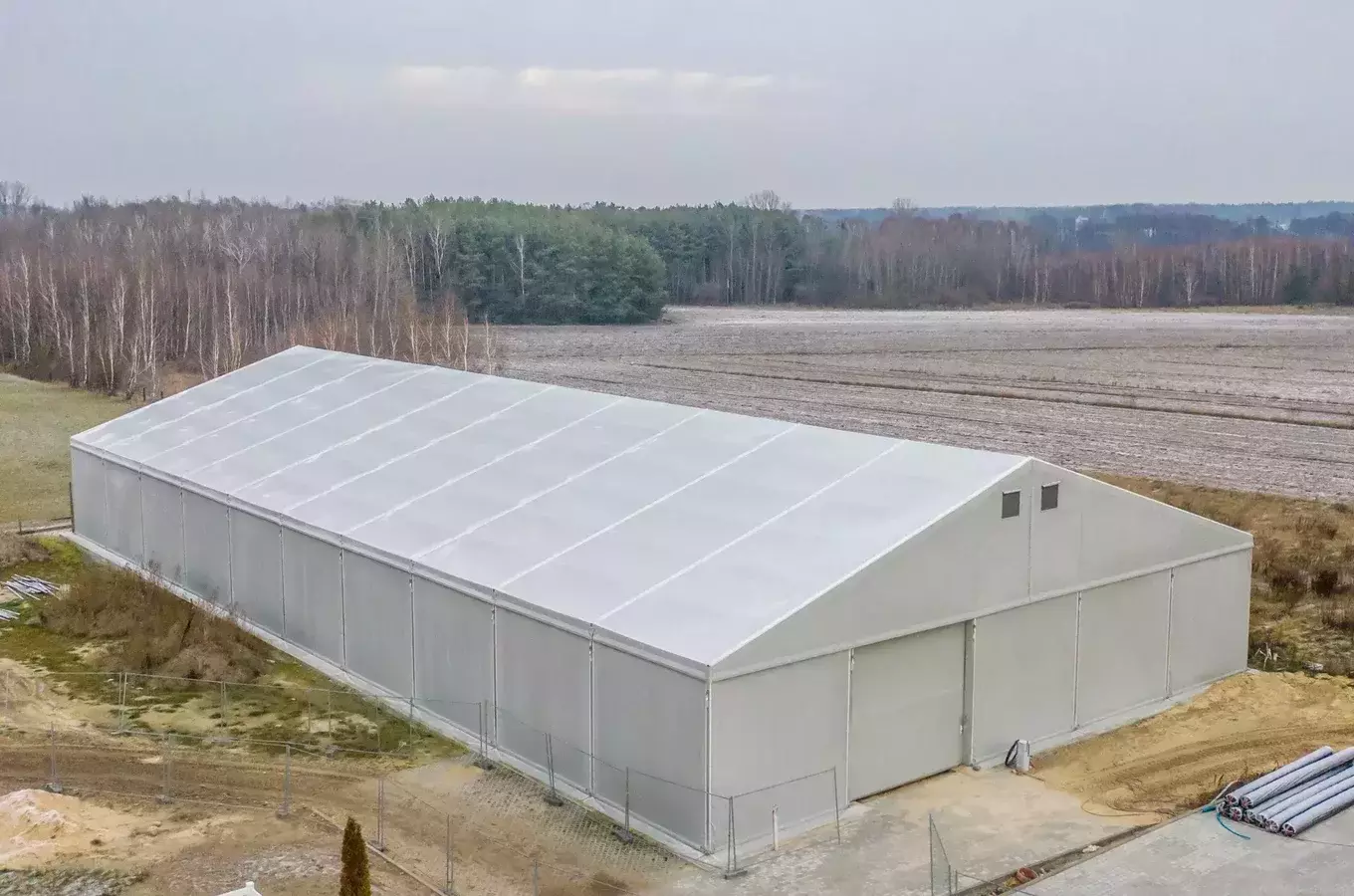 Hala namiotowa vs. budynek murowany - co się bardziej opłaca? Porównanie kosztów i&nbsp;czasu realizacji